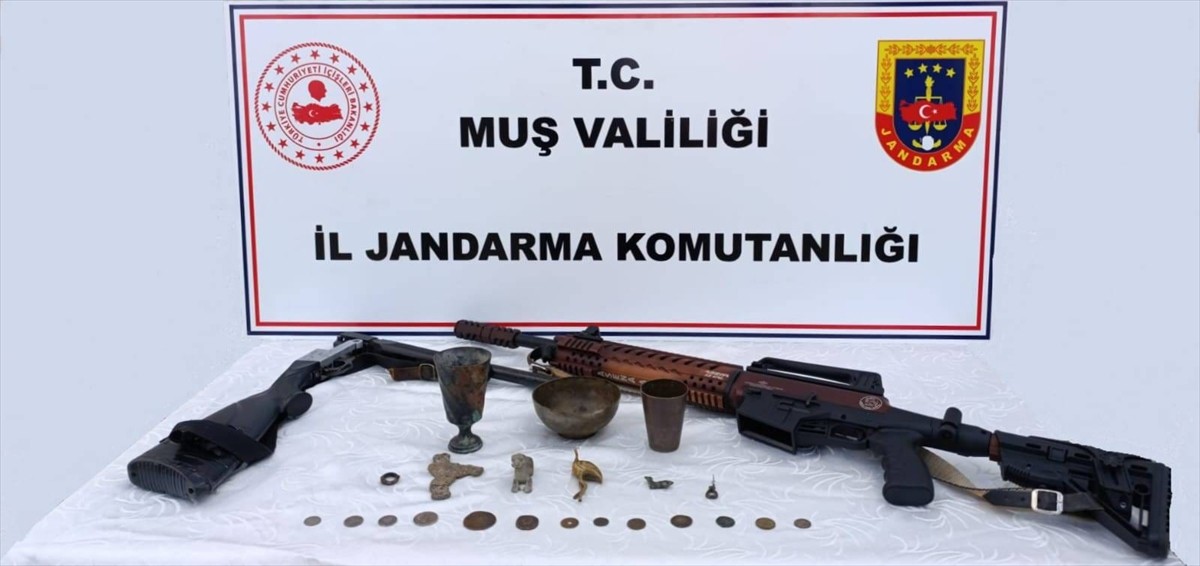 Muş'ta İl Jandarma Komutanlığı ekiplerince gerçekleştirilen operasyonda sikke ve objeler ele...