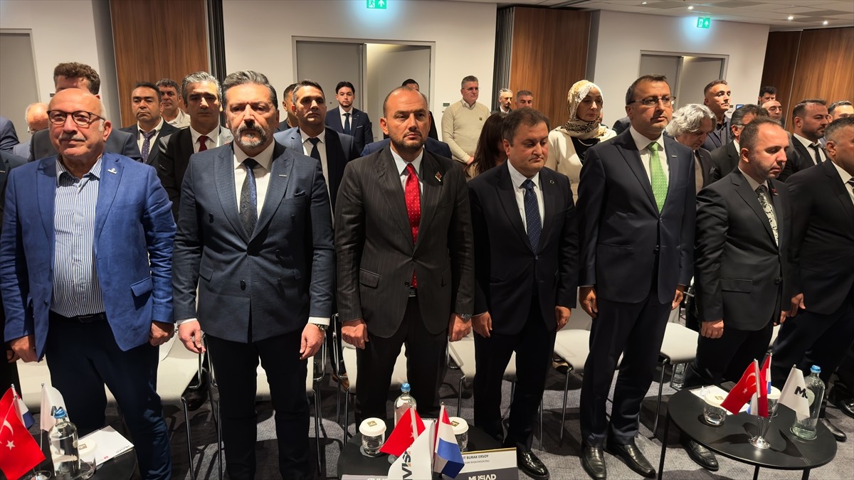 MÜSİAD Genel Başkanı Burhan Özdemir (sol3), Amsterdam'da düzenlenen MÜSİAD Hollanda Şubesinin...