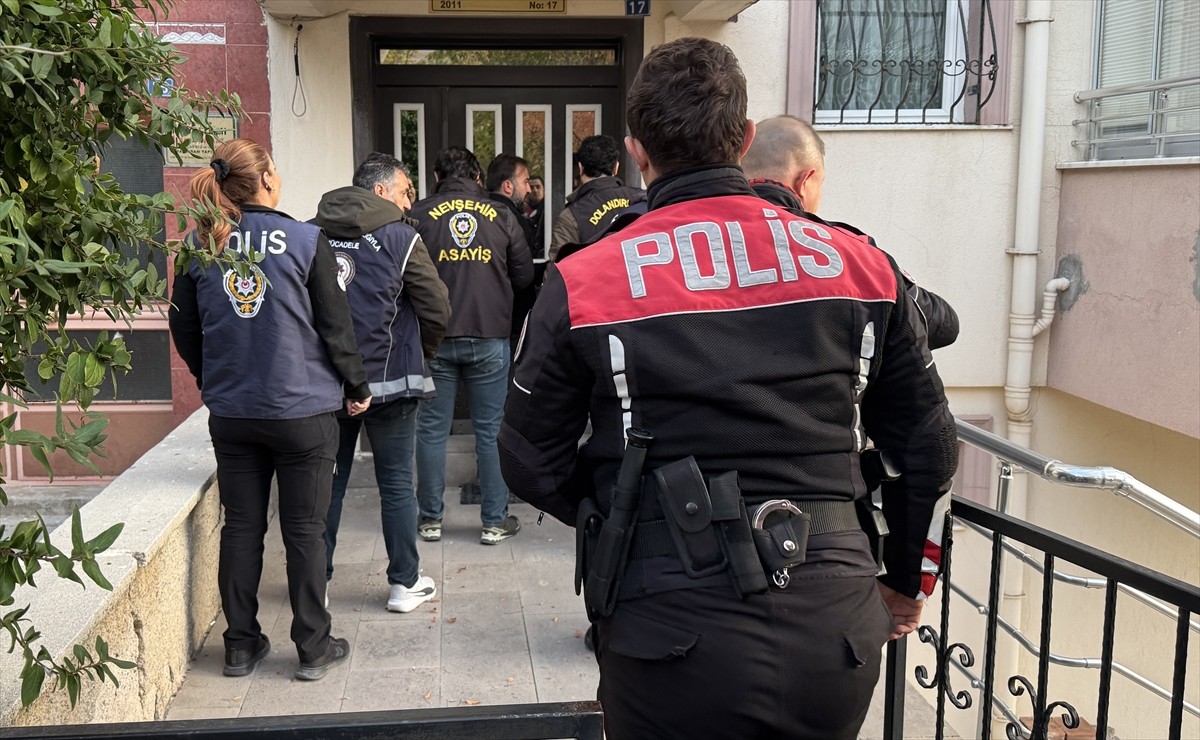 Nevşehir'de polisin düzenlediği fuhuş operasyonunda 5 şüpheli gözaltına alındı. İl Emniyet...