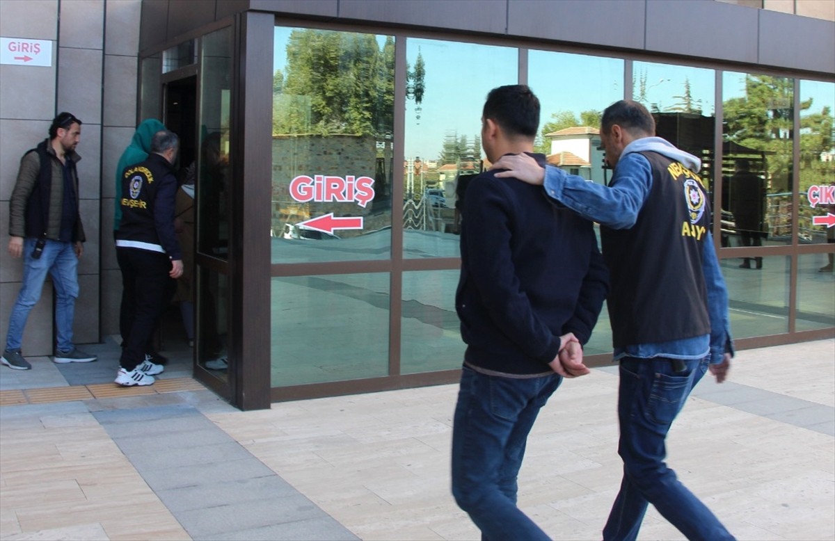 Nevşehir'de polisin düzenlediği fuhuş operasyonunda gözaltına alınan 5 şüpheli tutuklandı.