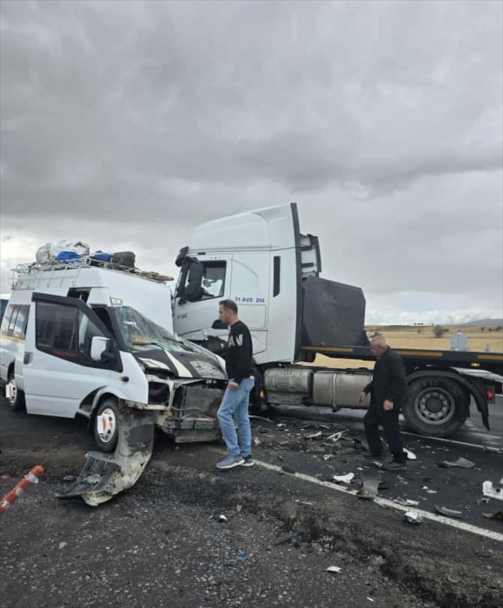 Nevşehir'in Avanos ilçesinde tarım işçilerini taşıyan minibüs ile tırın çarpışması sonucu 9 kişi...