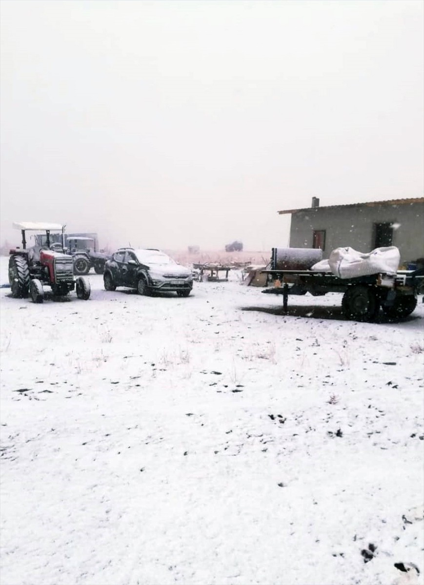Niğde'nin yüksek kesimlerine mevsimin ilk karı yağdı.
