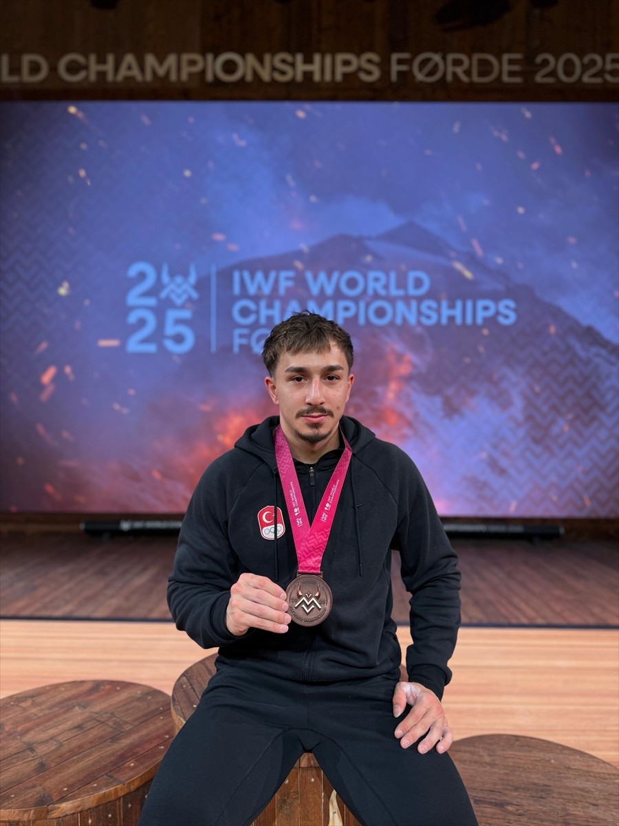 Norveç'te devam eden 2025 Dünya Halter Şampiyonası'nda 71 kiloda mücadele eden milli sporcu Yusuf...