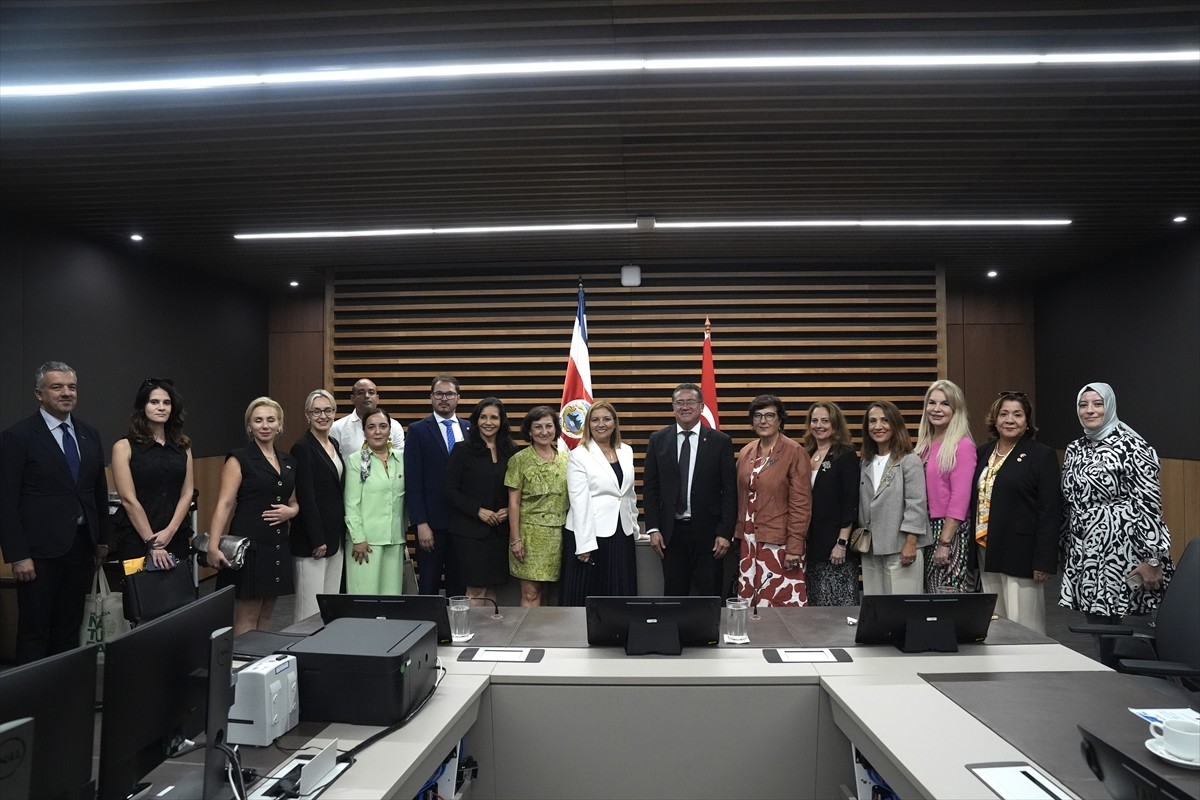 Orta Amerika ülkesi Kosta Rika'ya ziyarette bulunan Ege İş Kadınları Derneği (EGİKAD) üyeleri...