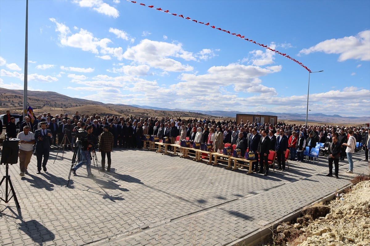 Orta Organize Sanayi Bölgesi'nde kurulacak ilk fabrikalar için temel atma töreni düzenlendi.