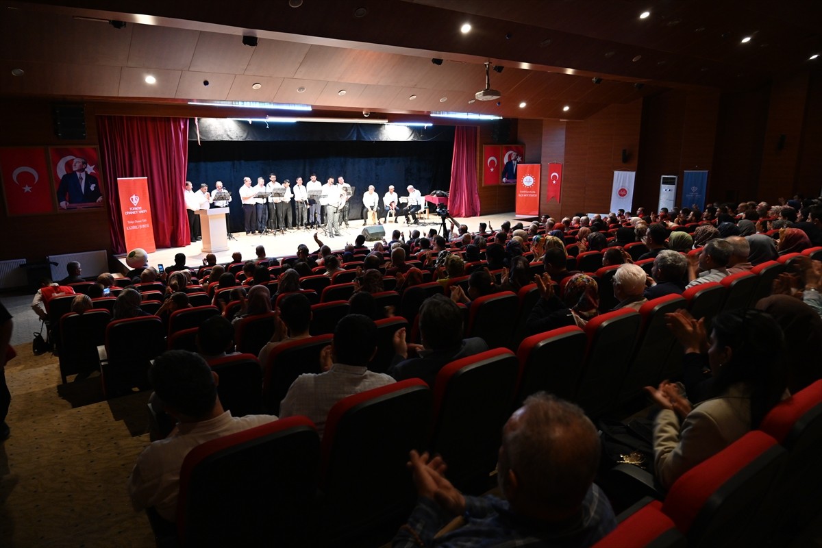 Osmaniye'nin Kadirli ilçesinde müftülük tarafından "Makamla, Meşk'le, Gönülden Gönüle" musiki...