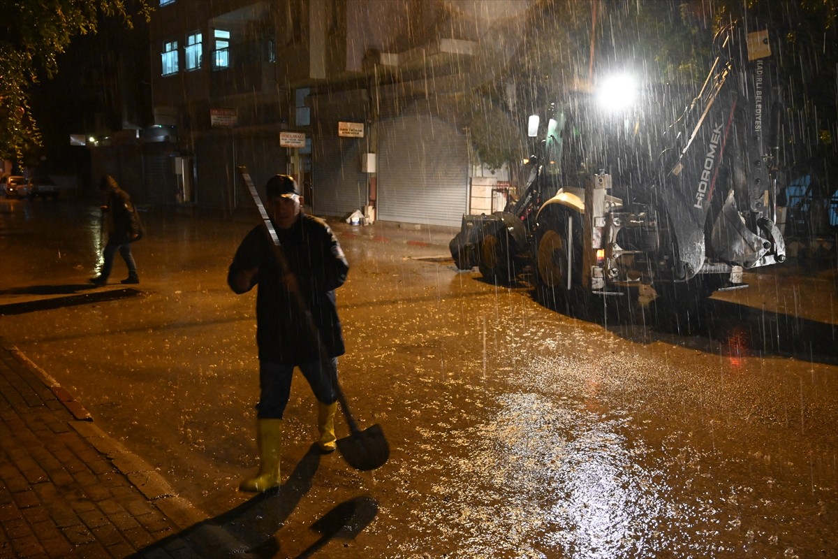 Osmaniye'nin Kadirli ilçesinde sağanak yaşamı olumsuz etkiledi. Belediye ekipleri, sağanağın yol...