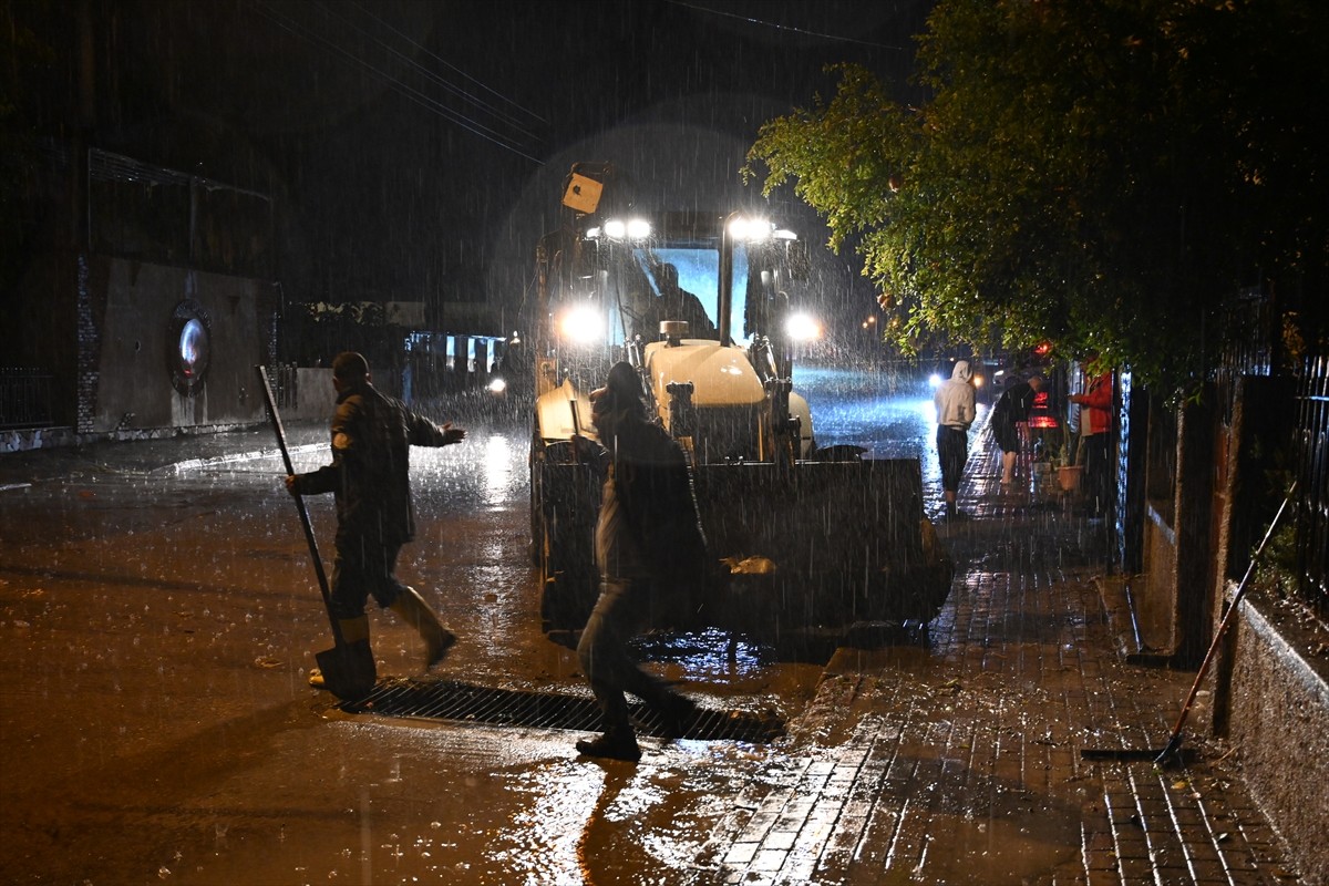 Osmaniye'nin Kadirli ilçesinde sağanak yaşamı olumsuz etkiledi. Belediye ekipleri, sağanağın yol...
