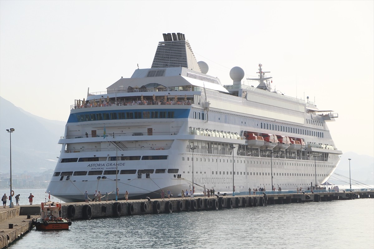 Palau bayraklı "Astoria Grande" adlı kruvaziyer, Antalya'nın Alanya ilçesine geldi.