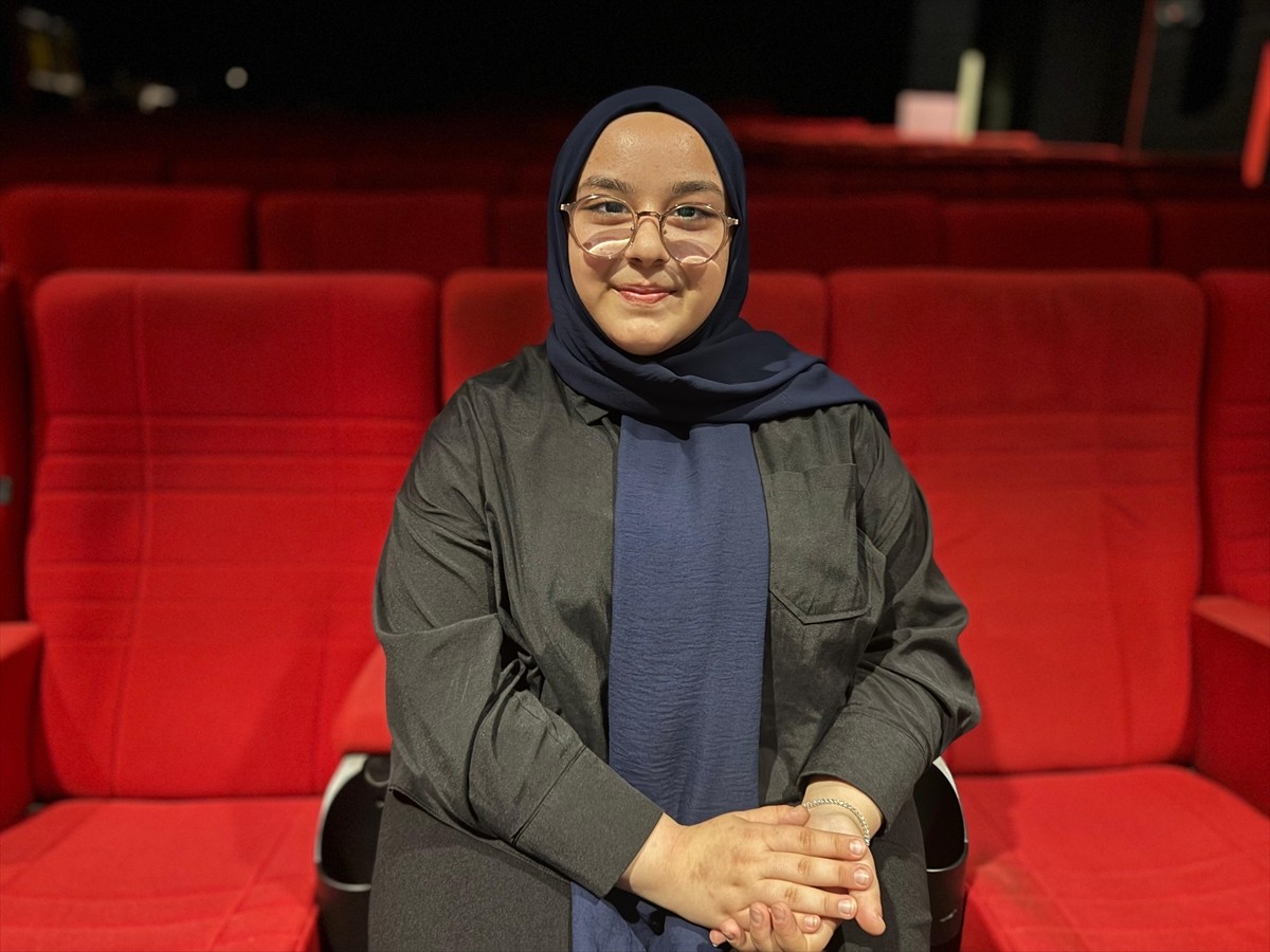 "Beyaz komik" mottosuyla sahnelere merhaba diyen ve Türkiye'nin ilk başörtülü komedyeni Şevval...