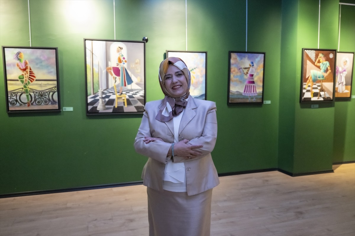 Ressam Nazende Yücel'in "Renkler ve Kadınlar" sergisi, başkentte Prime Yaşam-İM Sanat Galerisi'nde...
