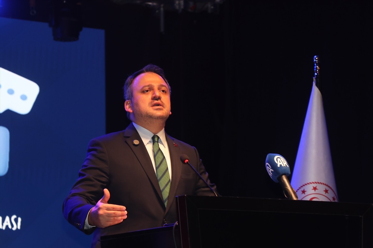 Rize'de Gençlik ve Spor Bakanlığı tarafından düzenlenen "10. Gençler Arası Kültür Sanat...