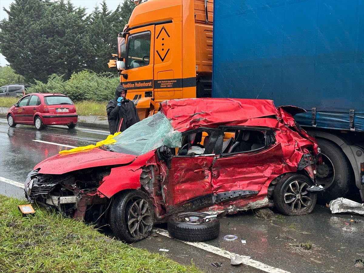 Rize'nin Çayeli ilçesinde otomobil ile tırın çarpışması sonucu 3 kişi hayatını kaybetti.