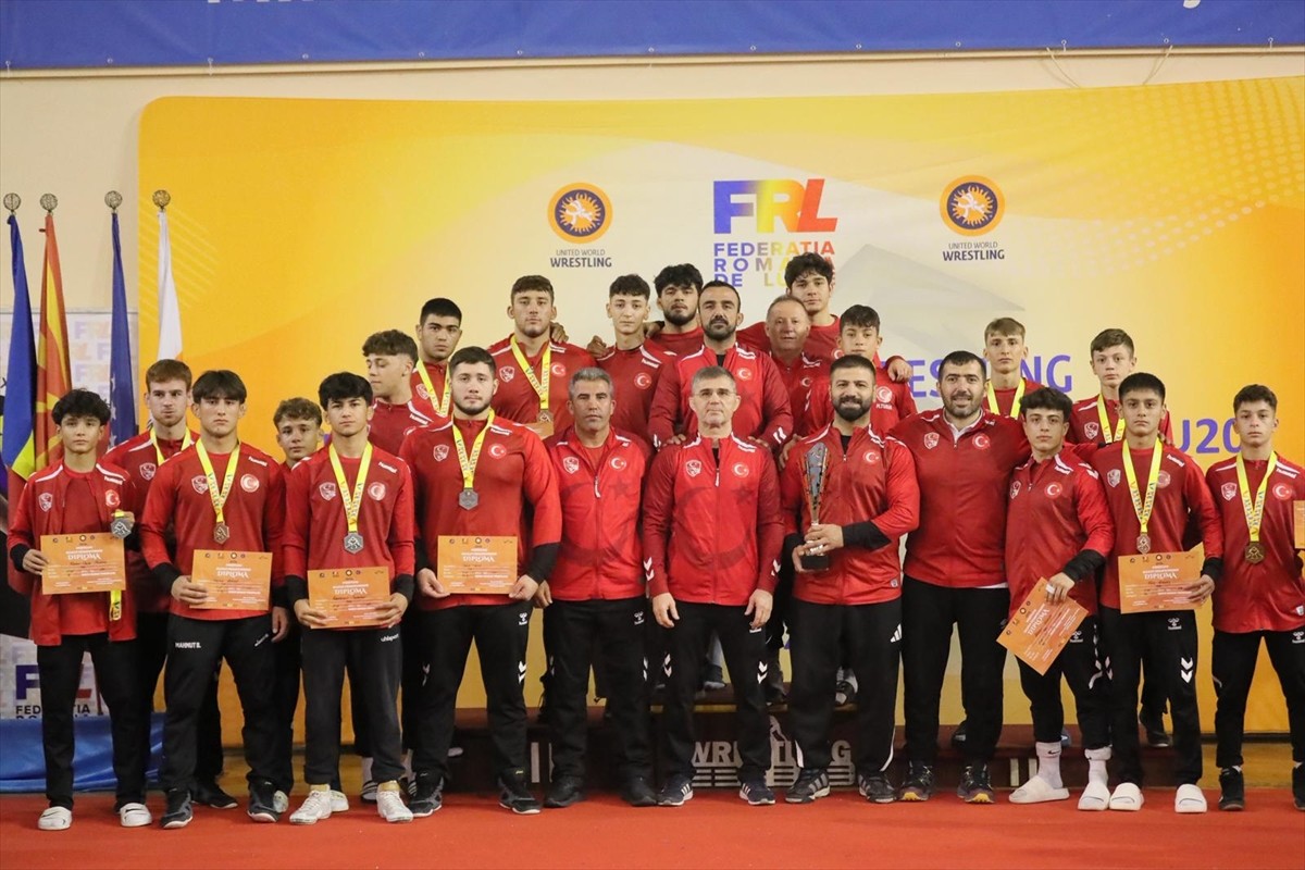 Romanya'da düzenlenen 17 Yaş Altı Balkan Güreş Şampiyonası'nda 39 madalya kazanan Türkiye, tüm...