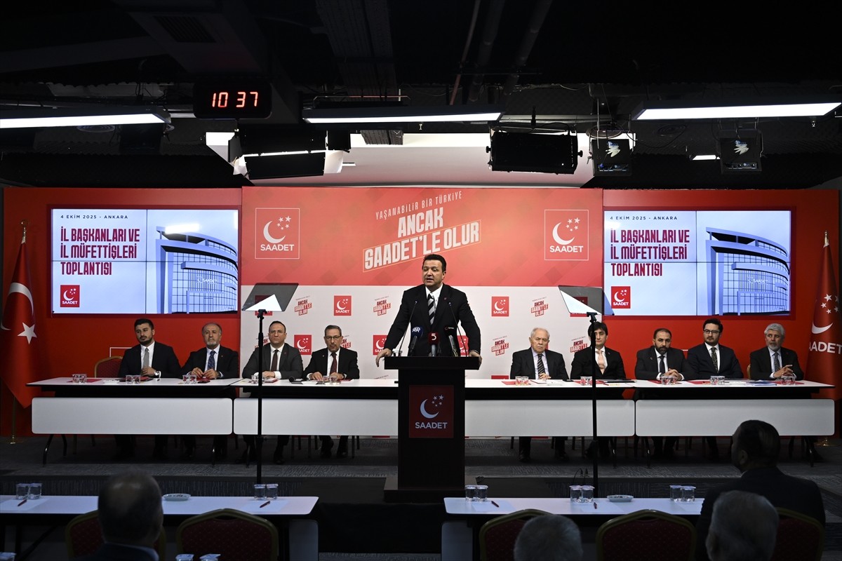 Saadet Partisi Genel Başkanı Mahmut Arıkan, parti genel merkezinde düzenlenen "İl Başkanları ve İl...