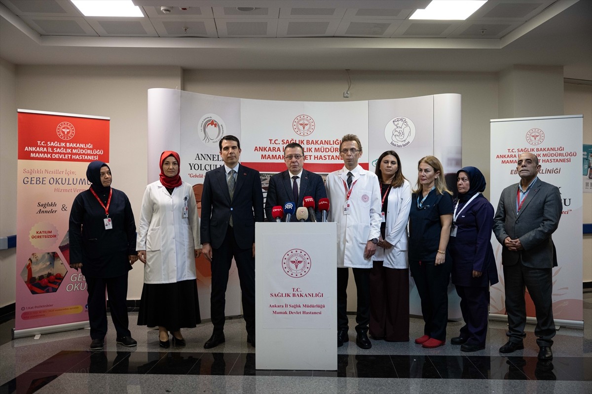 Sağlık Bakanlığı Kamu Hastaneleri Genel Müdürü Hakan Usta (sol 4), gebe okullarında başlatılan diş...