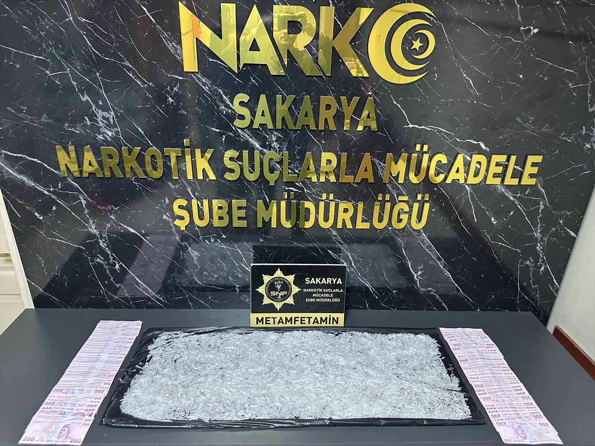 Sakarya'da durdurulan araçta 1 kilogram sentetik uyuşturucu ele geçirildi, 1 zanlı tutuklandı.