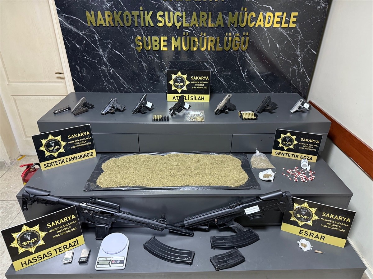 Sakarya'nın Adapazarı ilçesinde düzenlenen uyuşturucu ve silah kaçakçılığı operasyonunda 33...