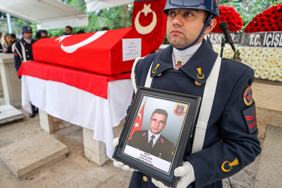 Sakarya'nın Akyazı ilçesindeki trafik kazasında şehit olan Jandarma Astsubay Kıdemli Çavuş...