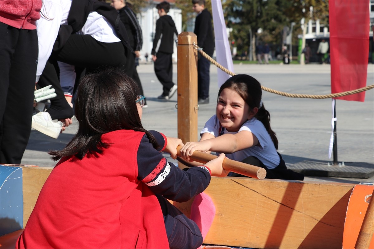 Sakarya'ya gelen "Geleneksel Oyunlar Tırı", genç ve çocukları geçmişin oyunlarıyla buluşturarak 2...