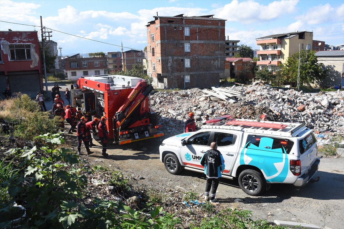Samsun'da 6,4 büyüklüğündeki deprem ile yangın tatbikatı gerçekleştirildi. Büyükşehir Belediyesi...