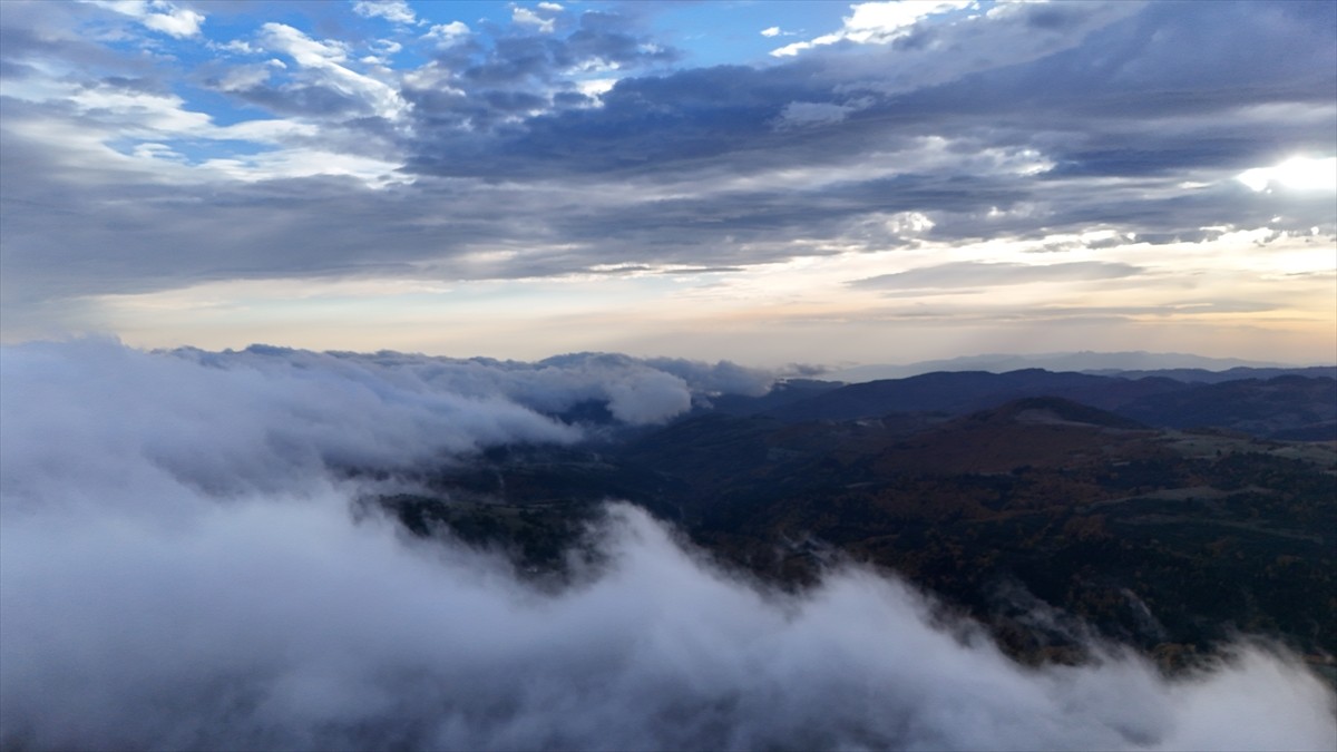 Samsun'un Alaçam ilçesinde 1650 rakımlı Dürtmen Dağı'nda meydana gelen "sis denizi", dronla...