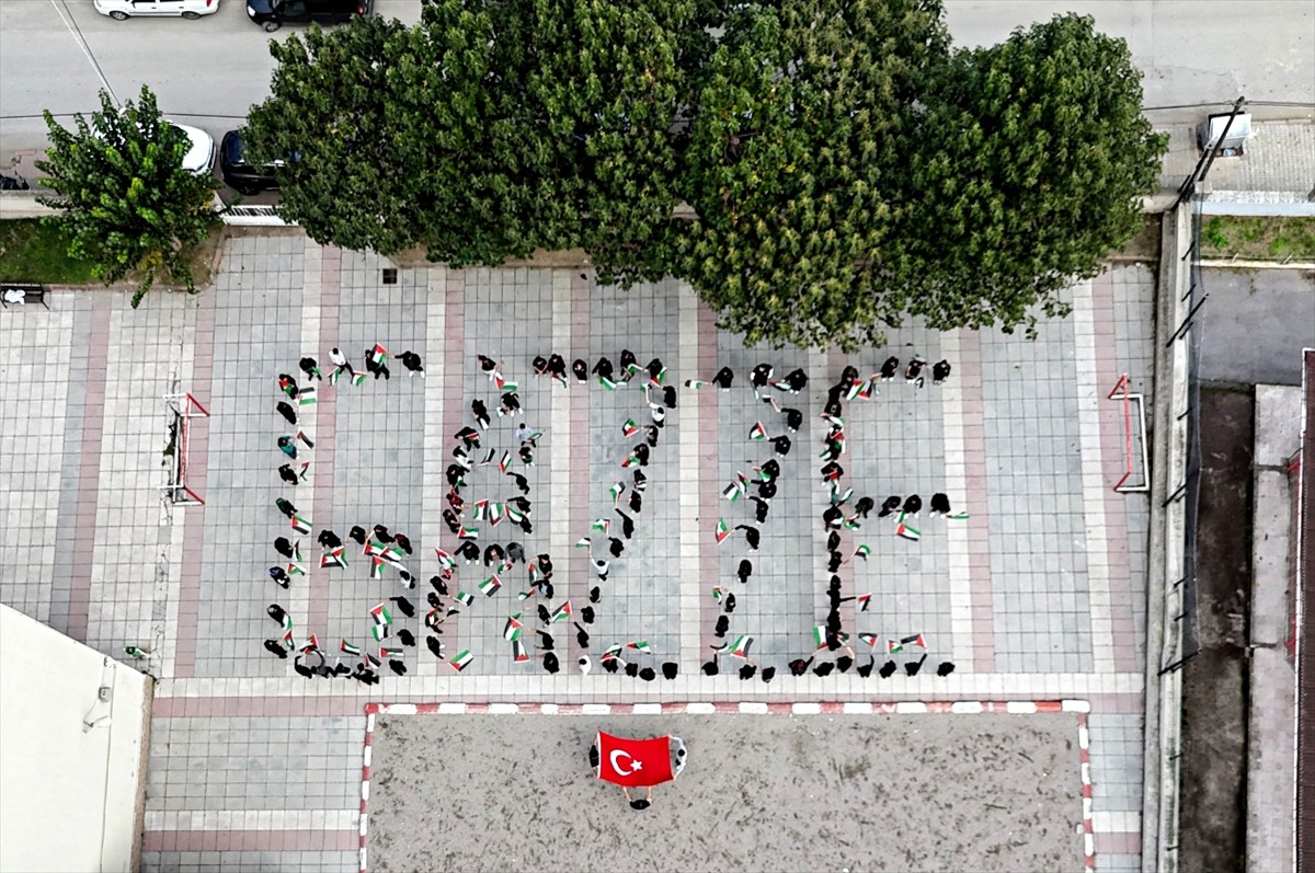 Samsun'un Alaçam ilçesinde lise öğrencileri, Filistin bayraklarıyla "Gazze" koreografisi...