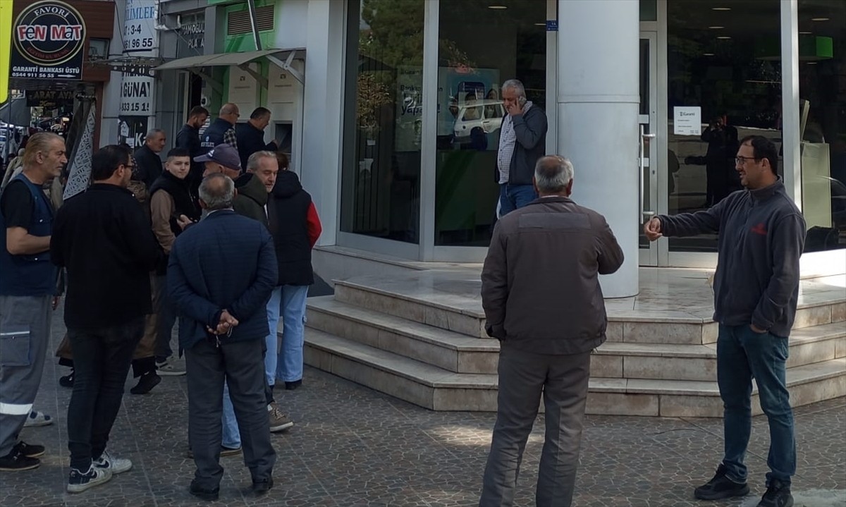 Samsun'un Çarşamba ilçesinde bir banka şubesinden silahlı soygun yapan kişi kısa sürede...