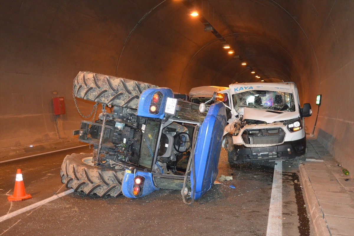 Samsun'un Havza ilçesinde tünel içinde kamyonet ile traktörün çarpışması sonucu 1'i ağır 2 kişi...