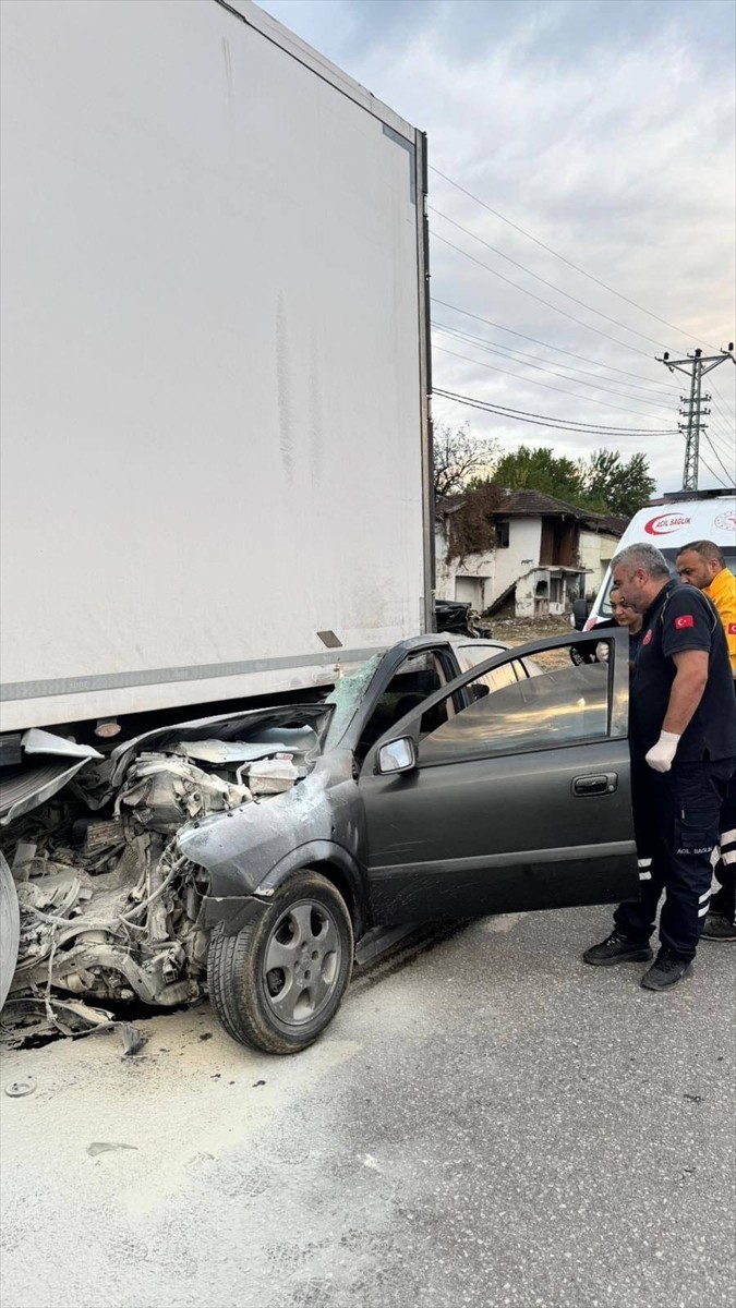 Samsun'un Kavak ilçesinde tıra arkadan çarpan otomobilin sürücüsü yaşamını yitirdi. Kaza yerine...