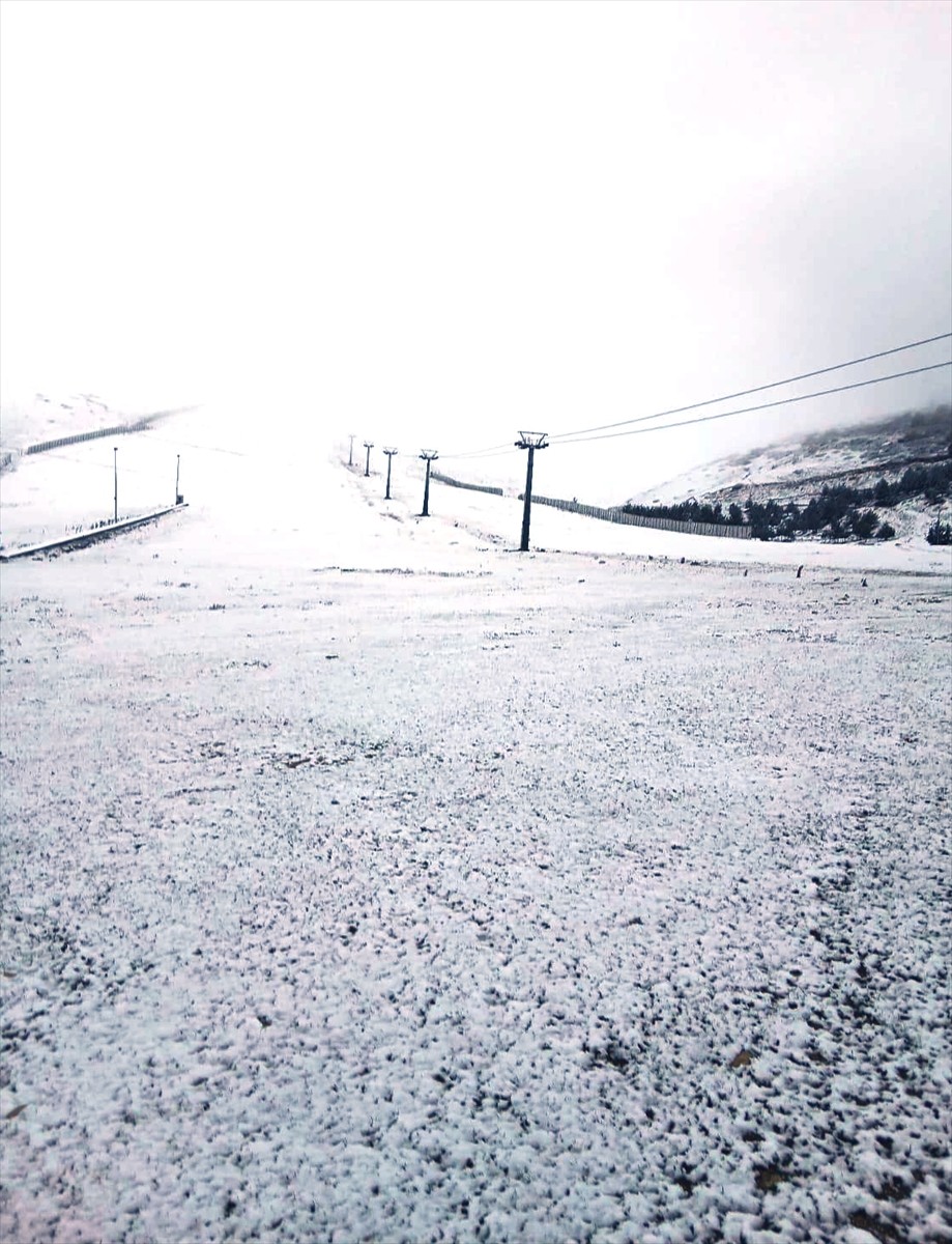 Samsun'un Ladik ilçesindeki 2062 rakımlı Akdağ'a mevsimin ilk karı düştü. 