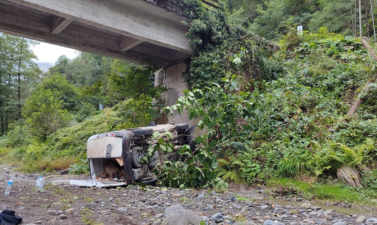 Samsun'un Salıpazarı ilçesinde hafif ticari aracın köprüden düşmesi sonucu 2 kişi...