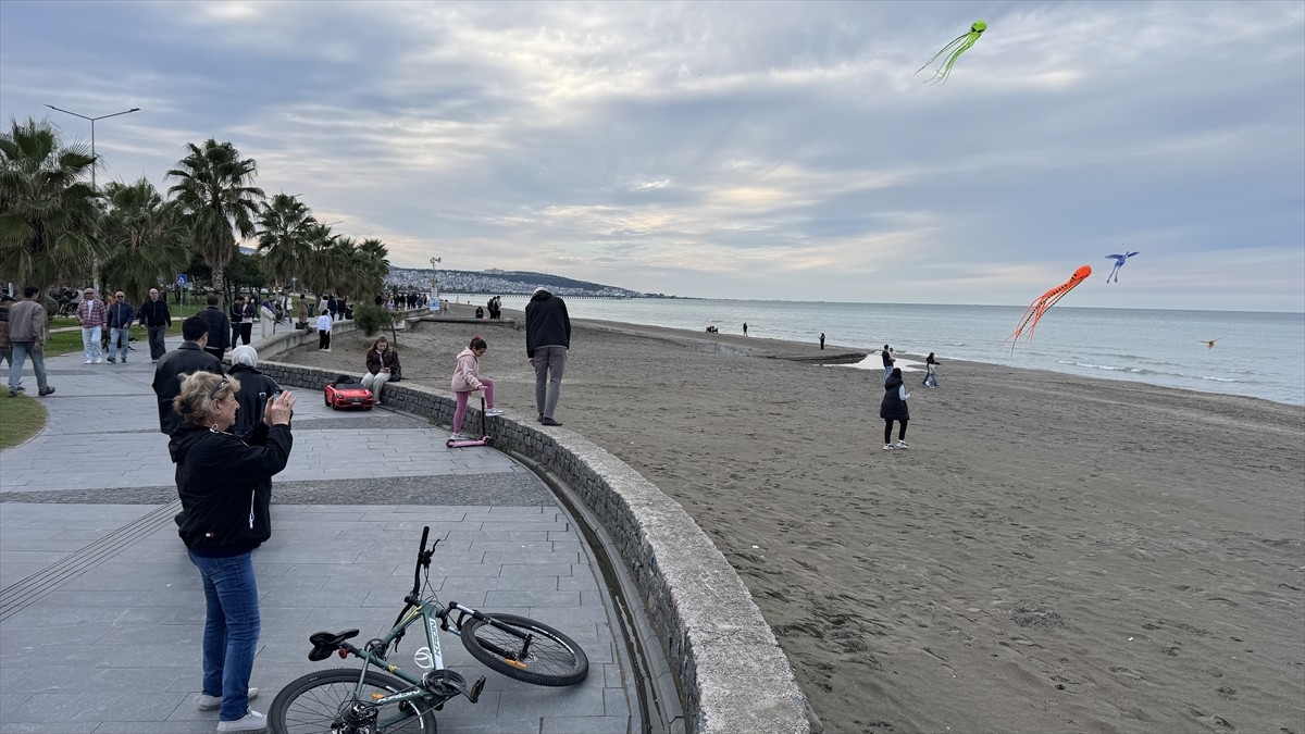 Samsun'un semaları renkli uçurtmalarla şenlendi. Atakum sahilinde çocuklar ellerindeki uçurtmaları...