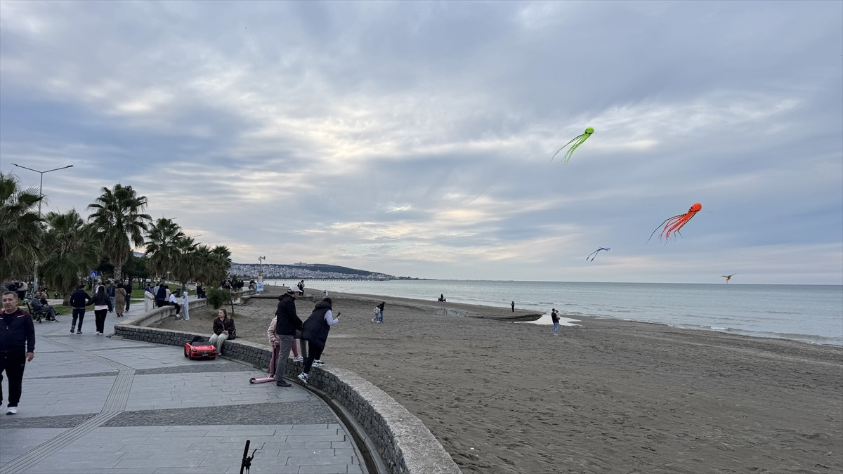 Samsun'un semaları renkli uçurtmalarla şenlendi. Atakum sahilinde çocuklar ellerindeki uçurtmaları...