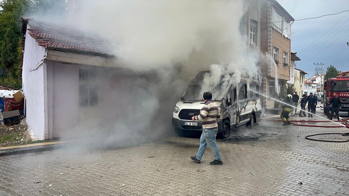 Samsun'un Vezirköprü ilçesinde çıkan yangında park halindeki bir minibüs ile alevlerin sıçradığı...