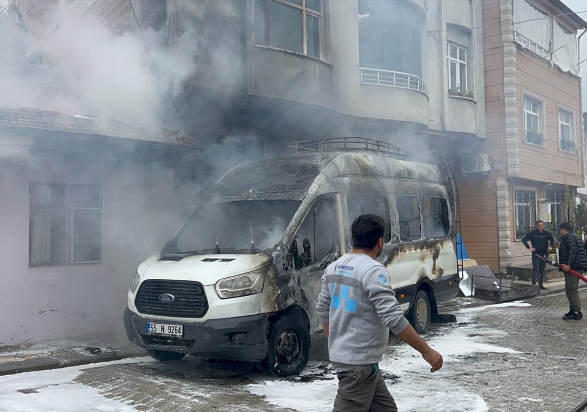 Samsun'un Vezirköprü ilçesinde çıkan yangında park halindeki bir minibüs ile alevlerin sıçradığı...