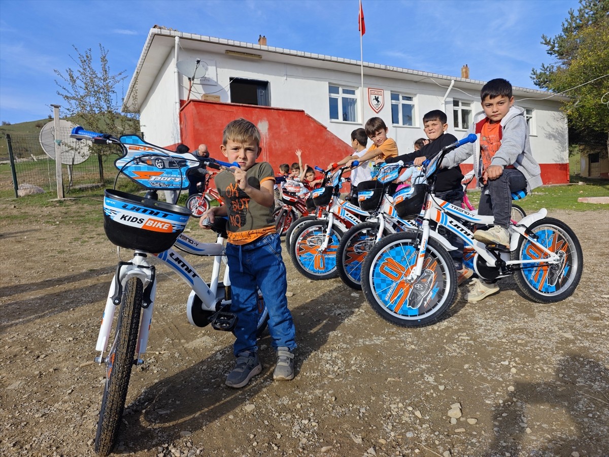 Samsun'un Yakakent ilçesinde eski bir bisiklete binen çocuklar, görüntülerinin sosyal medyada...