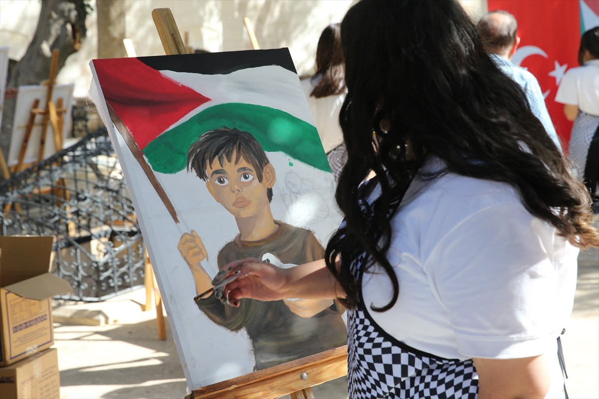 Şanlıurfa'da Elbirliği Derneği öncülüğünde ve ressam İlhami Atalay'ın katılımıyla İsrail'in...