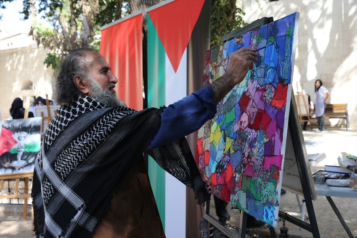 Şanlıurfa'da Elbirliği Derneği öncülüğünde ve ressam İlhami Atalay'ın katılımıyla İsrail'in...