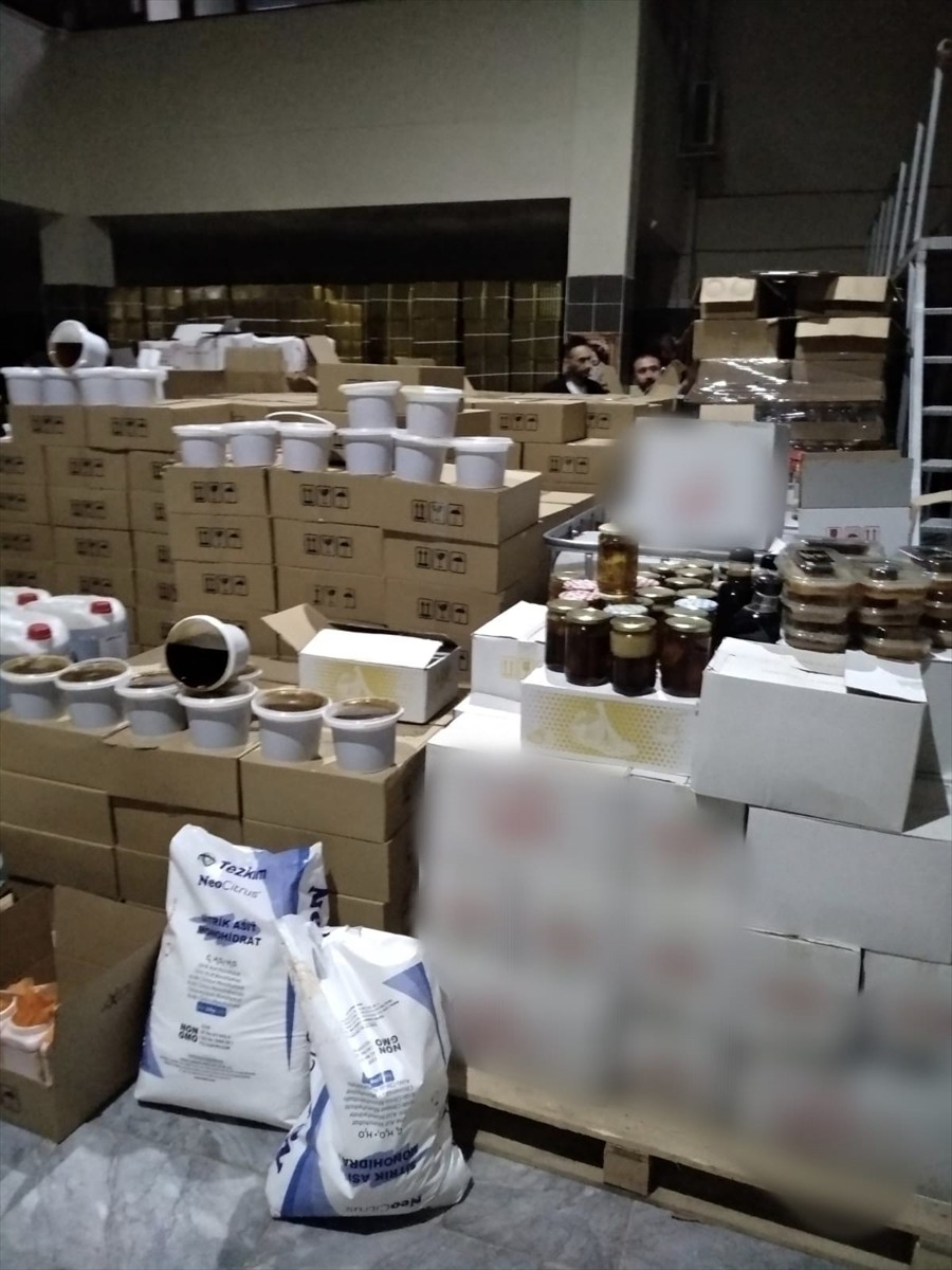 Şanlıurfa'da izinsiz üretilen 20 tondan fazla pekmez, bal ve nar ekşisi ele geçirildi. İş yerinde...