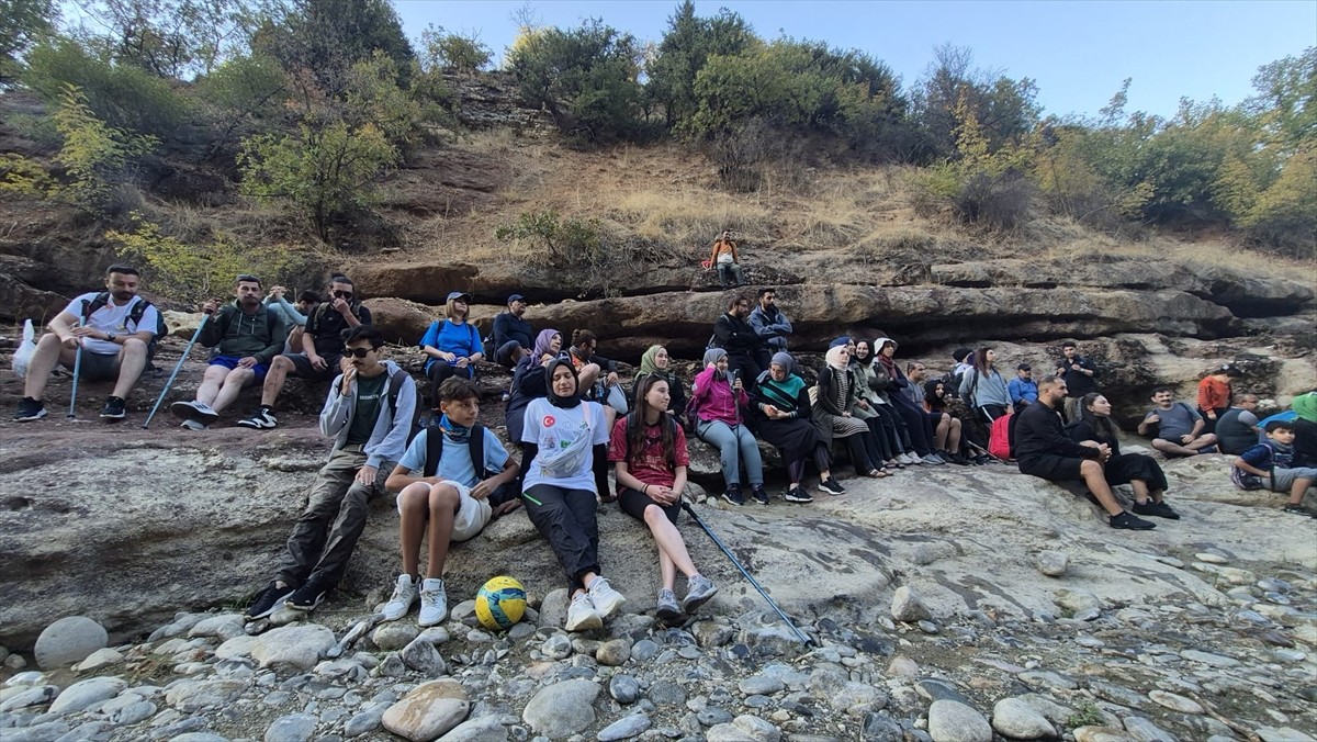 Şanlıurfa'dan bir grup doğasever, Batman'ın Sason ile Diyarbakır'ın Kulp ilçeleri arasındaki Zore...