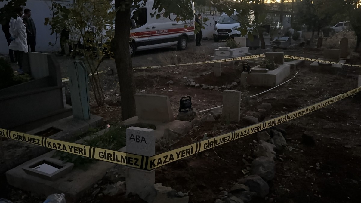 Şanlıurfa'nın Siverek ilçesinde bir mezarlıkta bebek cesedi bulundu. Polis ekipleri bölgede...