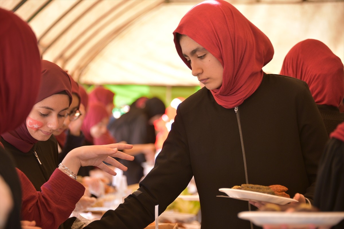 Şanlıurfa'nın Siverek ilçesinde Yusuf Sami Kız Anadolu İmam Hatip Lisesi öğretmenleri, öğrencileri...