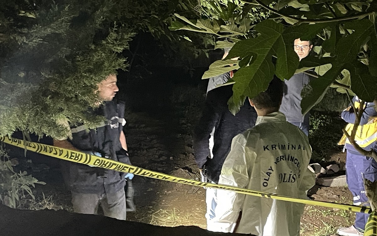 Şanlıurfa’nın Siverek ilçesinde bir caminin bahçesine gömülmüş yeni doğan erkek bebek cesedi...