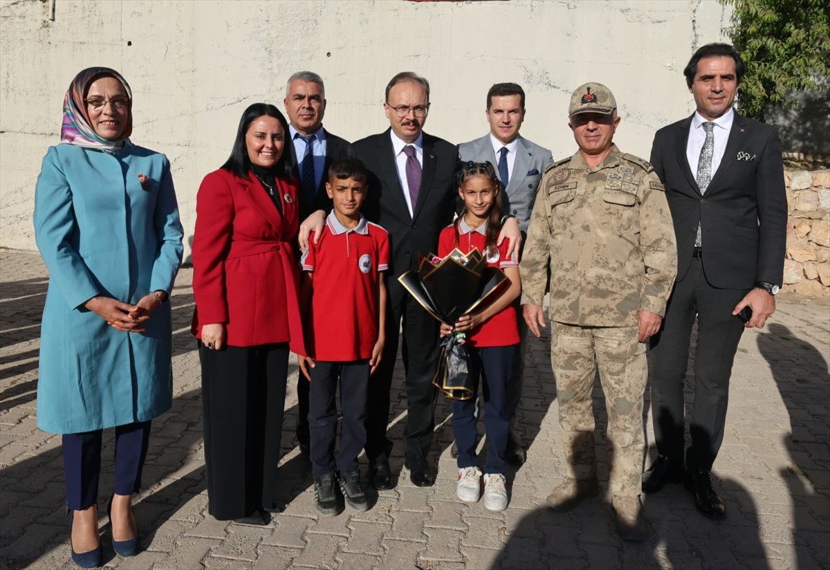 Siirt'in Eruh ilçesinde kurulan "Şehitler Kütüphanesi" düzenlenen törenle açıldı.İçişleri...