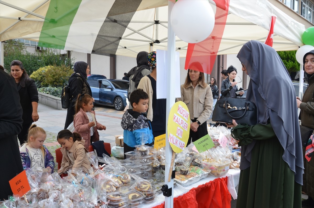 Sinop'ta öğrenciler tarafından Gazze için yardım kermesi düzenlendi.  