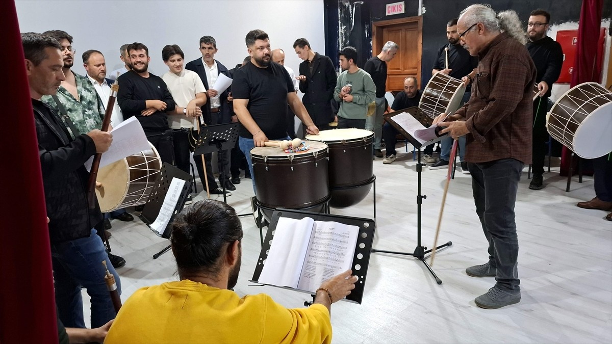 Sinop'ta öğretmenler, din görevlileri ve öğrencilerden oluşan mehter takımı, 3 Kasım'da Sinop'un...