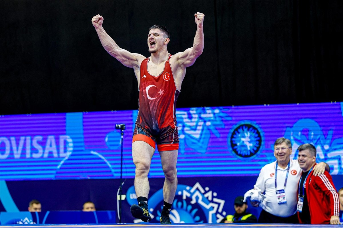 Sırbistan'da düzenlenen Dünya 23 Yaş Altı Güreş Şampiyonası'nda milli sporculardan İbrahim Metehan...