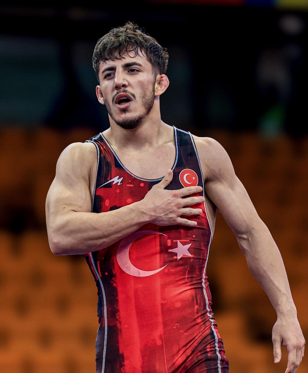 Sırbistan'da düzenlenen Dünya 23 Yaş Altı Güreş Şampiyonası'nda milli sporculardan Tolga Özbek...