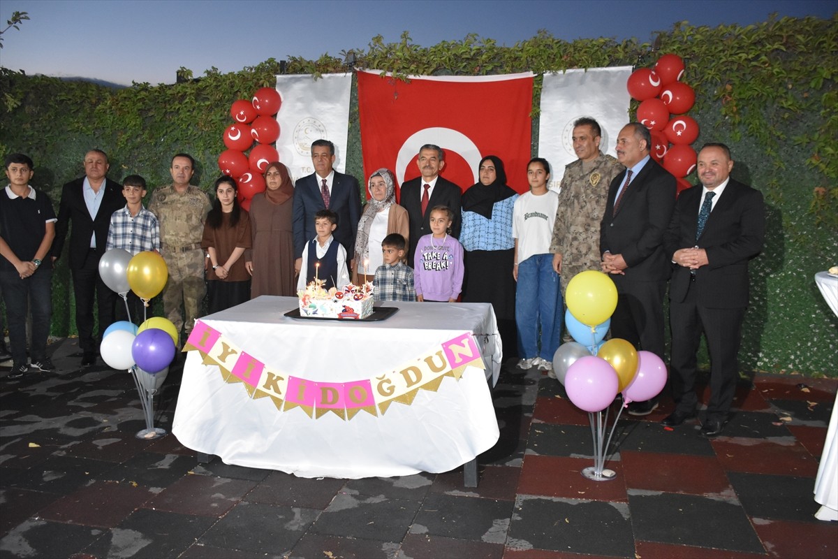 Şırnak'ta farklı tarihlerde şehit düşen güvenlik korucularının çocukları için doğum günü kutlaması...